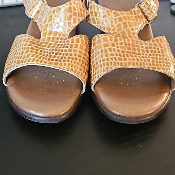 SAS Suntimer Heeled Sandal, tan croc print, size 7 - Picture 6 of 14